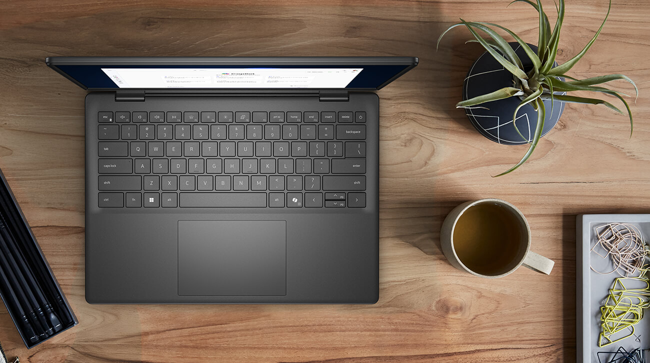 Dwa laptopy Dell Vostro, jeden otwarty, drugi zamknięty