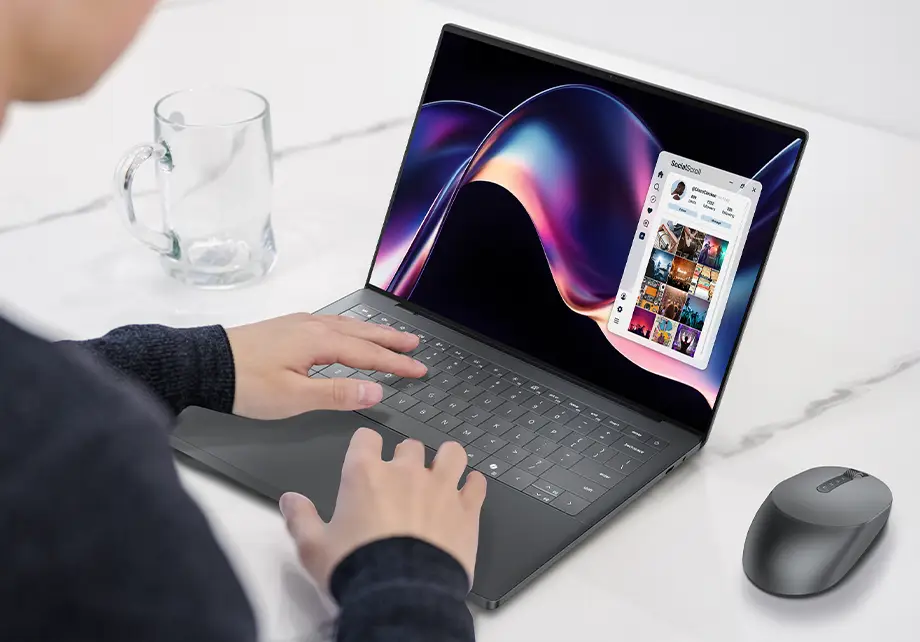 Zbliżenie na ręce piszące na klawiaturze laptopa Dell XPS 14
