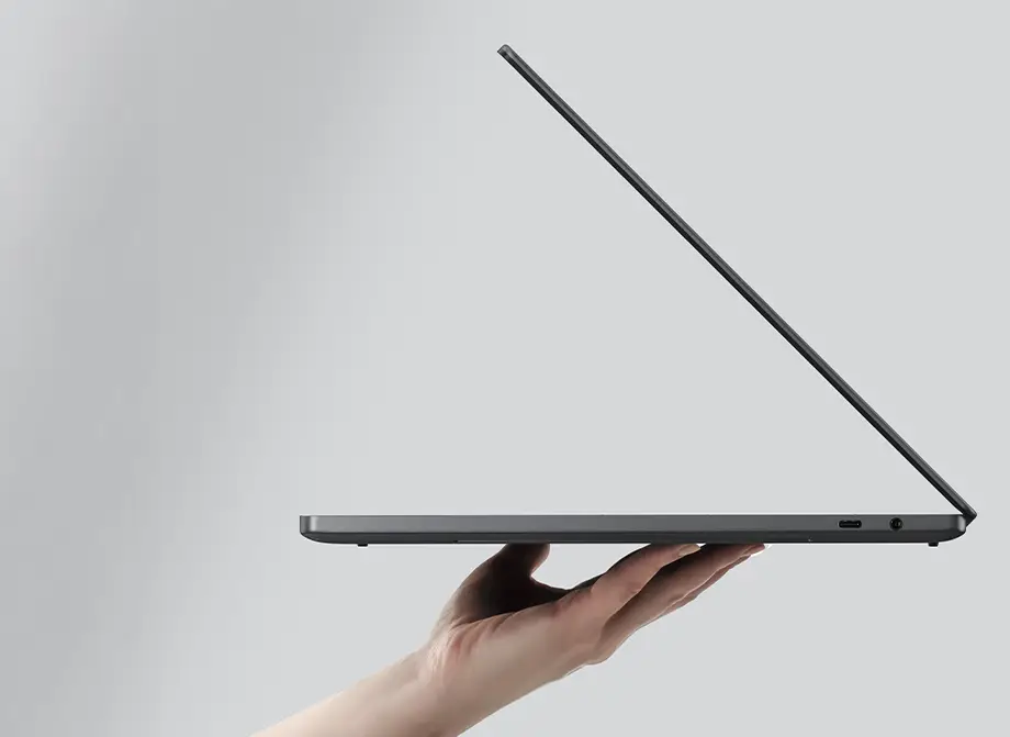 Laptop Dell XPS 16 trzymany w dłoni, podkreślający jego smukłość