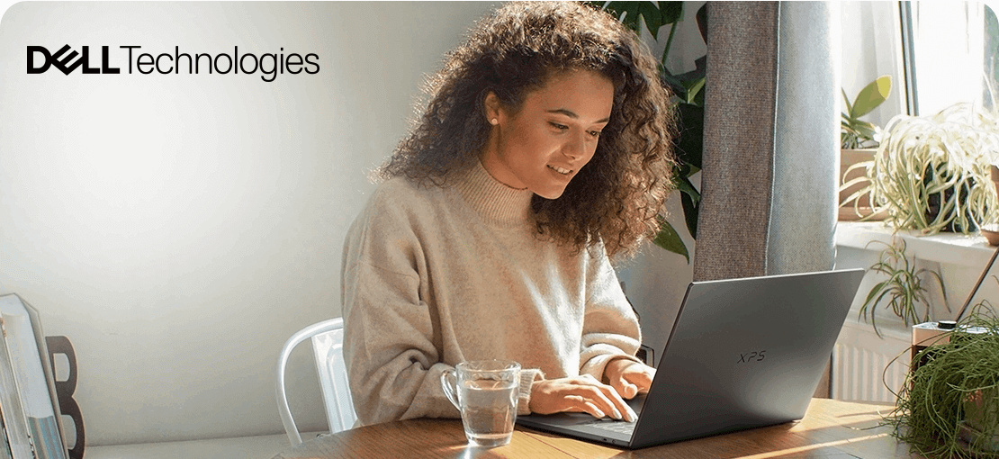 Młoda kobieta pracująca na&nbsp;laptopie XPS&nbsp;16