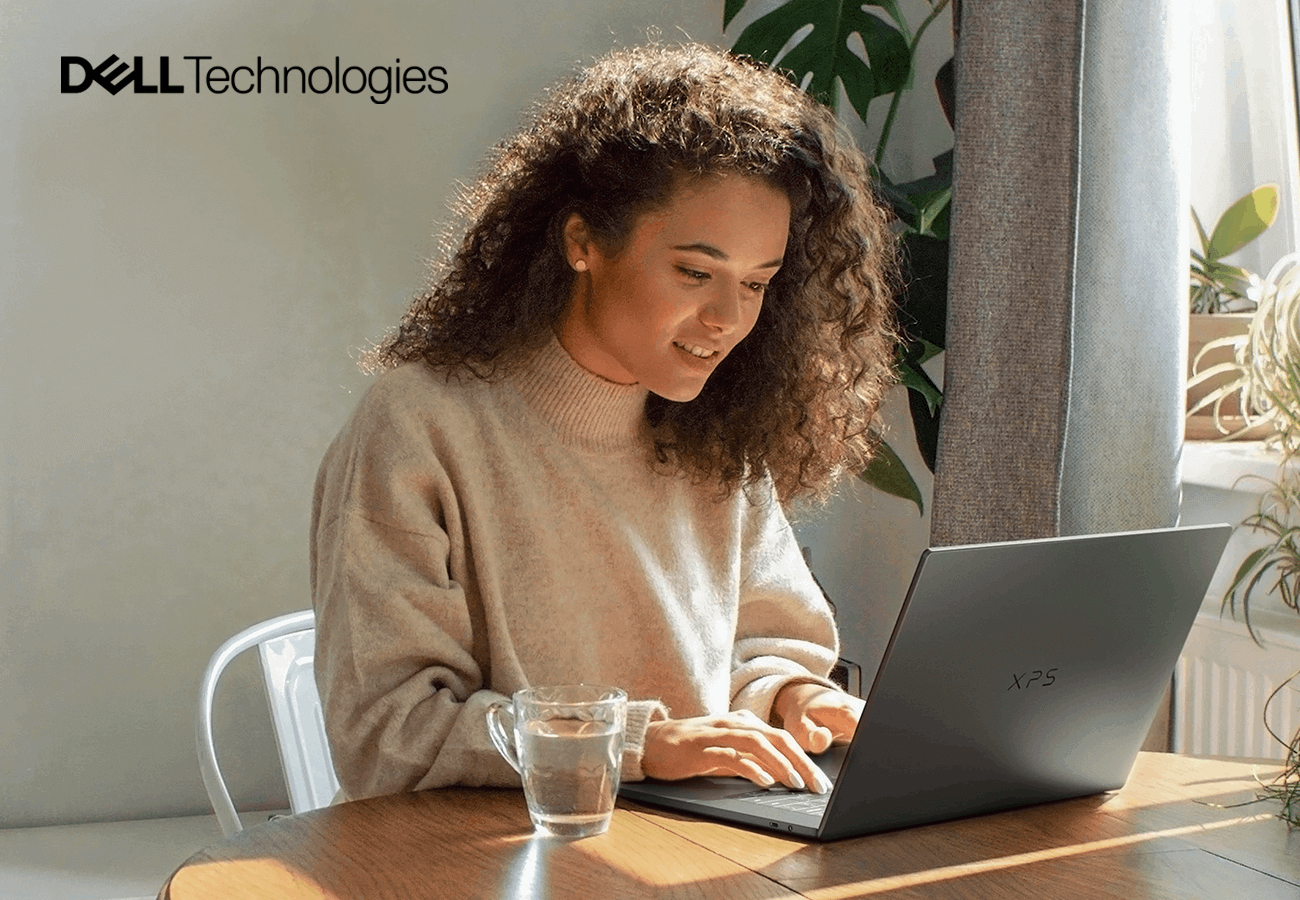 Młoda kobieta pracująca na&nbsp;laptopie XPS&nbsp;14