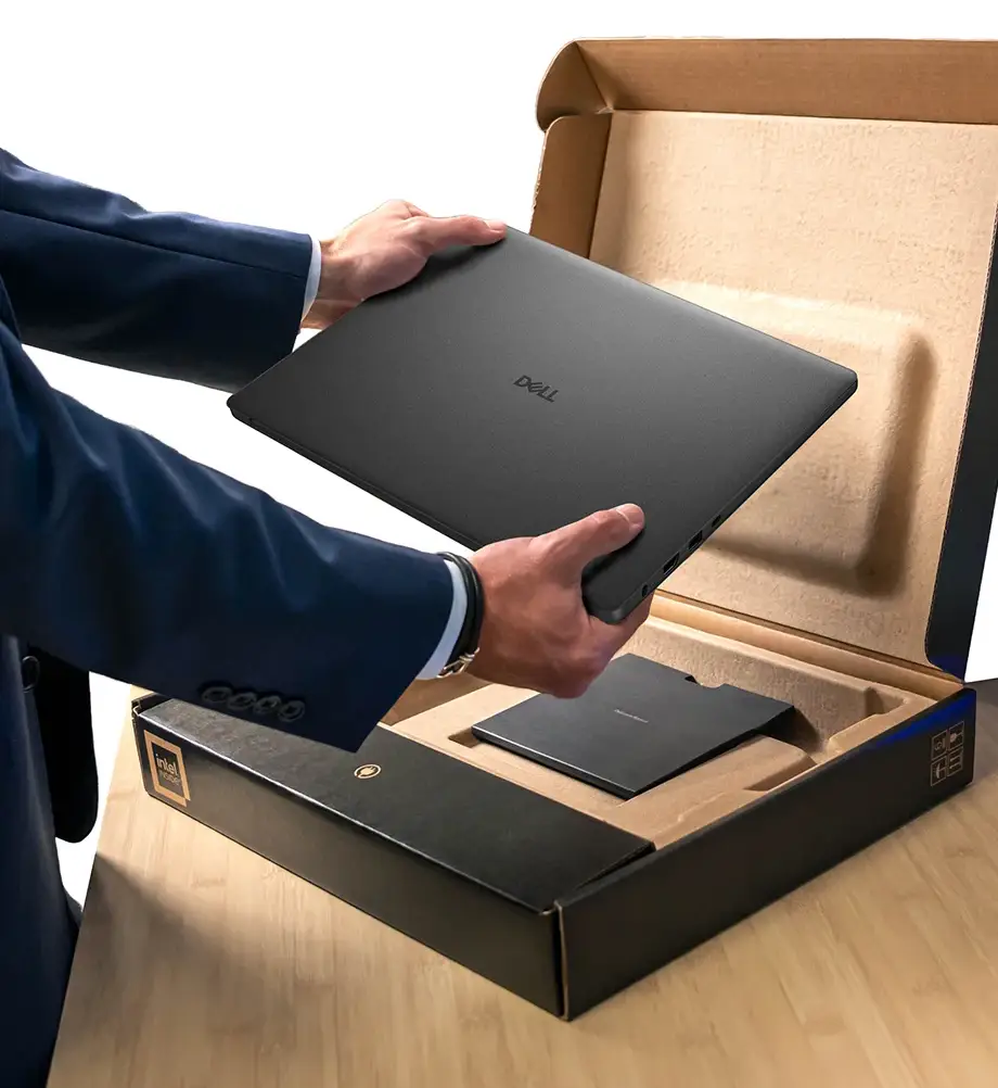 Laptop Dell 16 leżący w otwartym ekologicznym pudełku