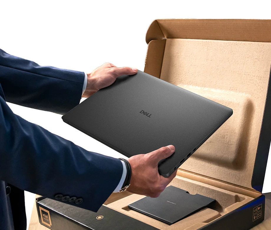 Otwarty laptop Dell 16 leżący w tekturowym ekologicznym pudełku