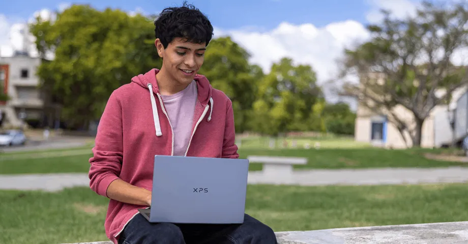 Mężczyzna pracujący na laptopie XPS 13 w parku