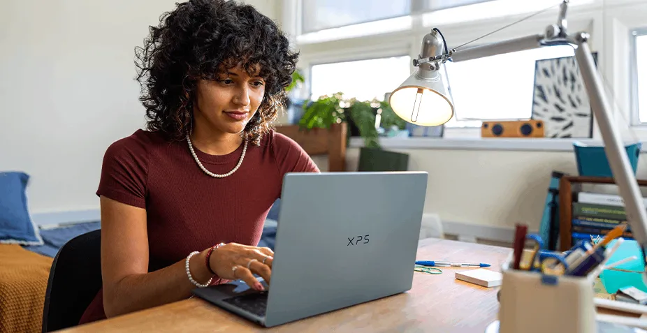Kobieta pracująca na laptopie XPS 13 przy biurku