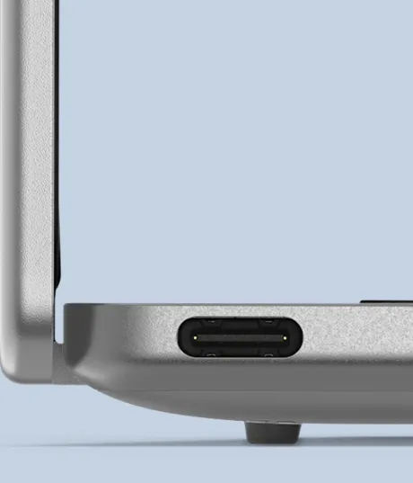Zbliżenie na złącze USB-C (Universal Serial Bus typu C) w boku laptopa XPS 13