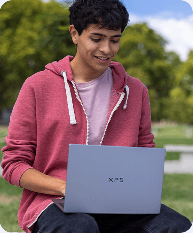 Mężczyzna z laptopem XPS 13 w parku